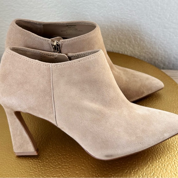 Vince Camuto Tan Suede Heeled Boots. Size 8 - Picture 11 of 11